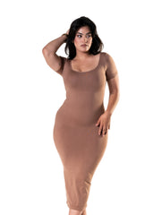 Robe mi-longue moulante à fente et manches courtes