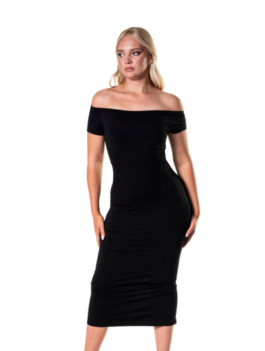 Robe gainante fendue à épaules dénudées